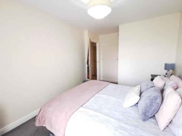 2 bed Flat to rent Image 5