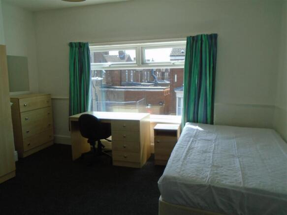 4 bed House Share to rent Image 8
