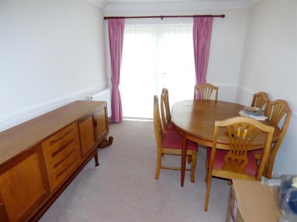 SEPARATE DINING ROOM