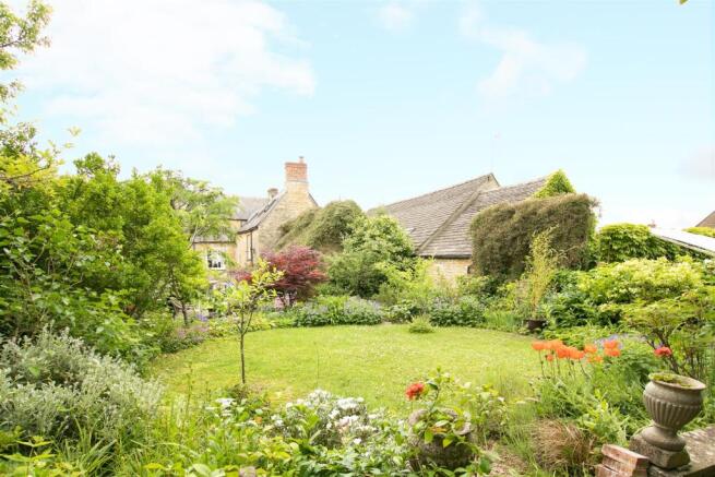 2_Newington_garden lawn.jpg