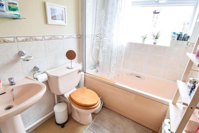 Family Bathroom / WC