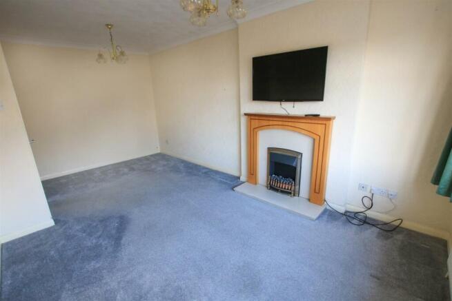 OPEN PLAN LOUNGE / DINING AREA