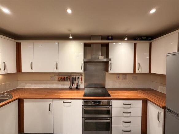Bramleys Estate Agents - Flugel Way - Lindley (2).