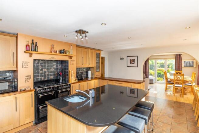 4 bed Detached Bungalow for sale Image 6