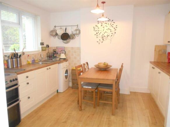 KITCHEN/DINING ROOM