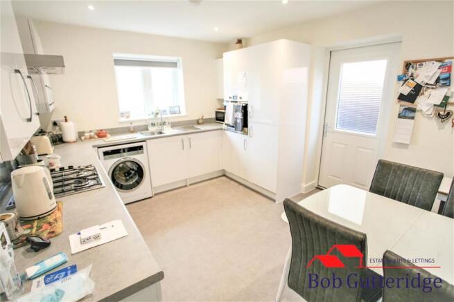 BEAUTIFUL FITTED KITCHEN / DINER