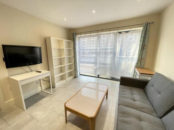 2 bed Apartment to rent Image 4