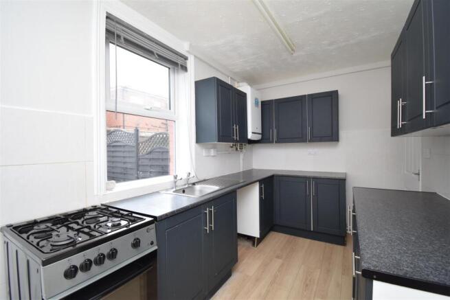 2 bed Terraced to rent Image 4