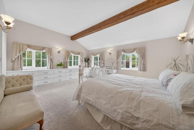 5 bed Detached for sale Image 9