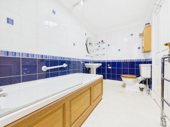 2 bed Flat for sale Image 11