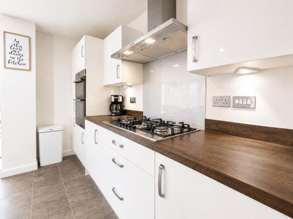 4 bed Detached to rent Image 8