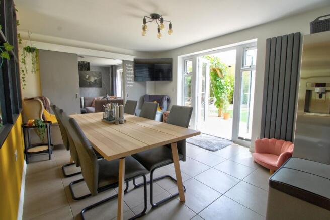 Dining area 1