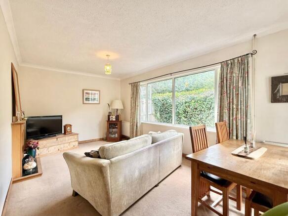 LOUNGE/DINING ROOM