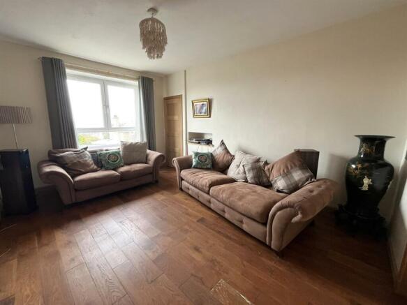 UPPER LOUNGE / BEDROOM 5