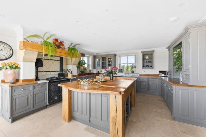 5 bed Detached for sale Image 10