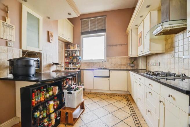 3 bed Ground Flat for sale Image 6