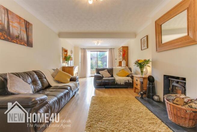 LOUNGE / DINING ROOM: