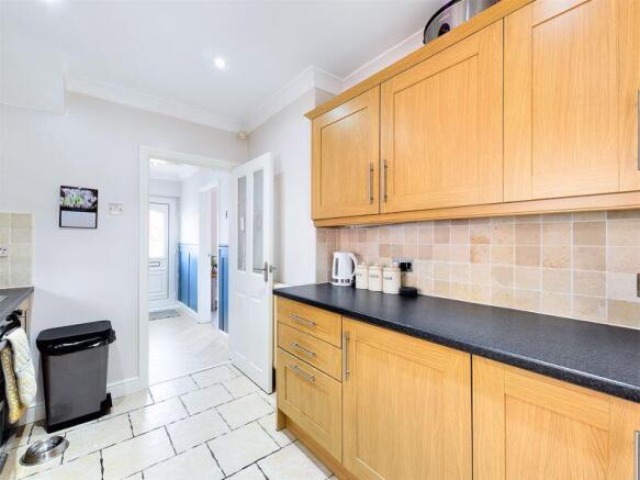 3 bed Semi-Detached to rent Image 9