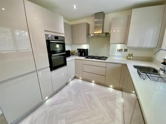 4 bed Semi-Detached for sale Image 8