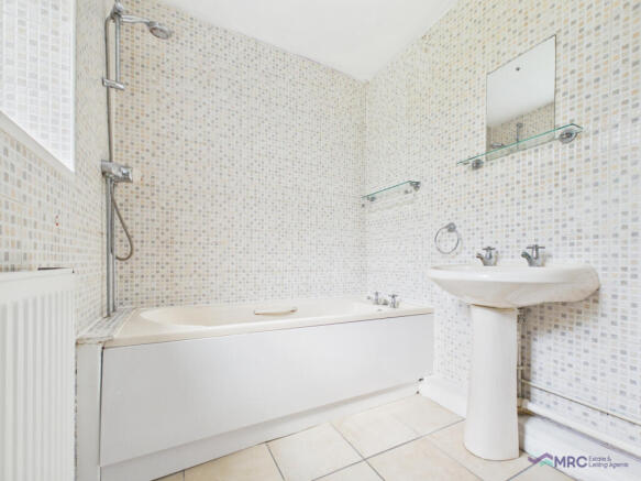 2 bed Terraced to rent Image 10