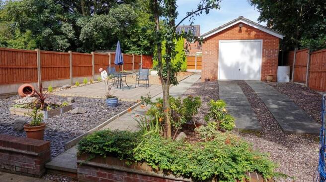 ENCLOSED REAR GARDEN
