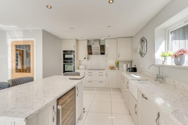 5 bed Detached for sale Image 11