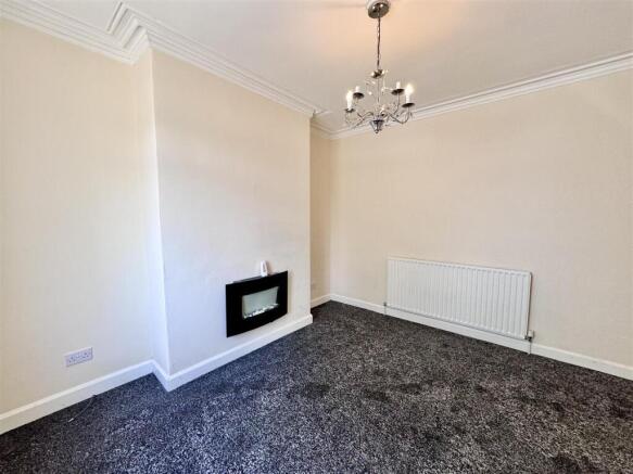 2 bed Terraced to rent Image 8