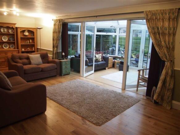 LIVING/DINING ROOM