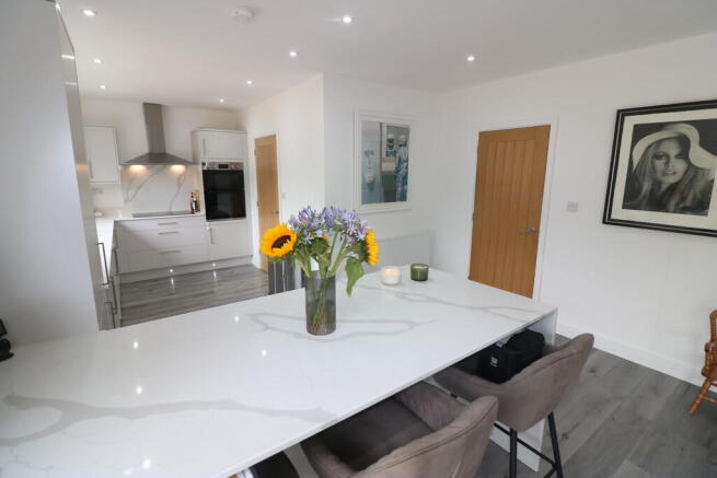 5 bed Detached to rent Image 5