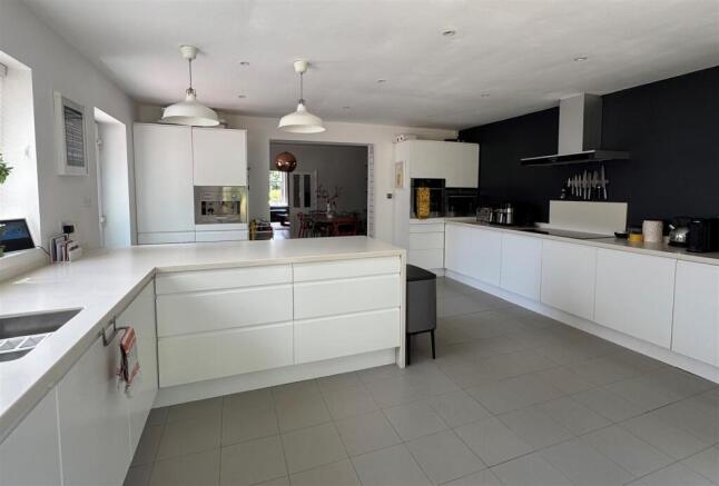 4 bed Detached for sale Image 5