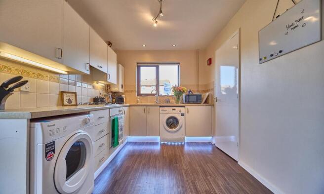 BREAKFAST KITCHEN TO FRONT