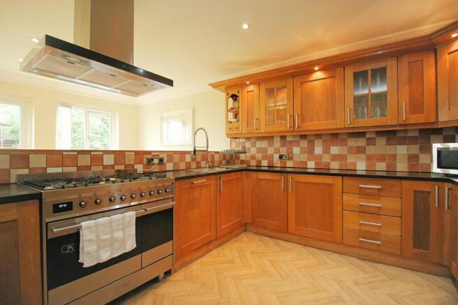 5 bed Detached for sale Image 8