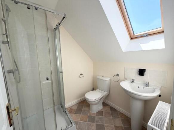 4 bed Semi-Detached to rent Image 9
