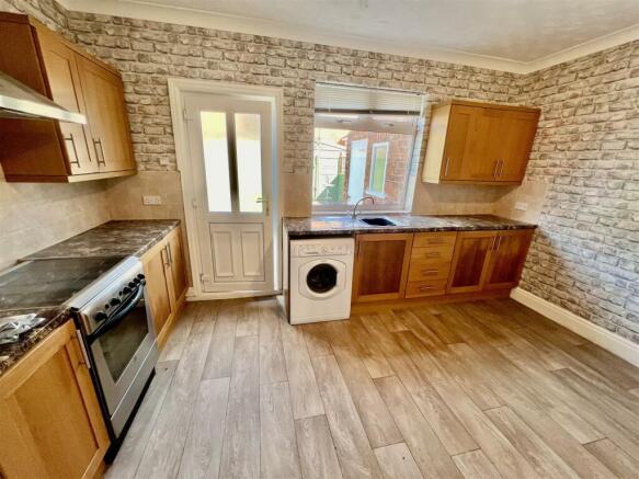 KITCHEN/DINING