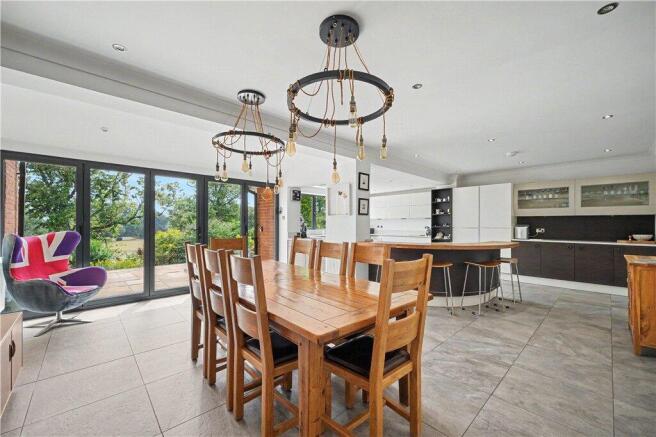 5 bed Detached for sale Image 6