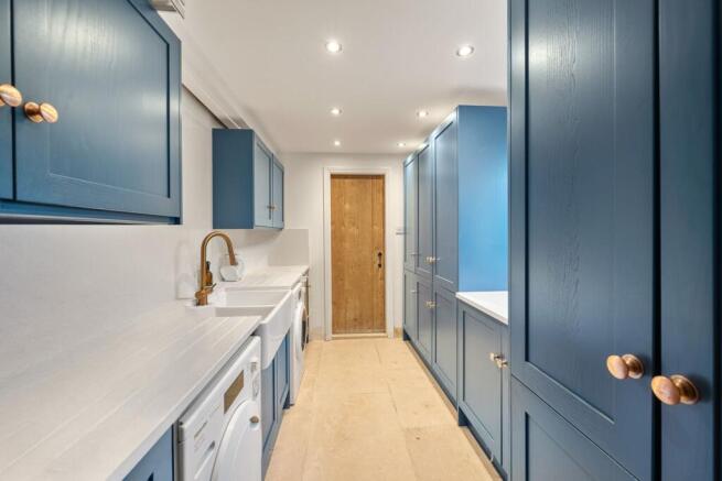 5 bed Detached for sale Image 4