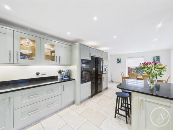 5 bed Detached for sale Image 9