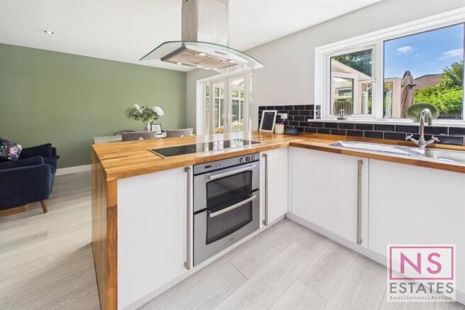 4 bed Detached for sale Image 12