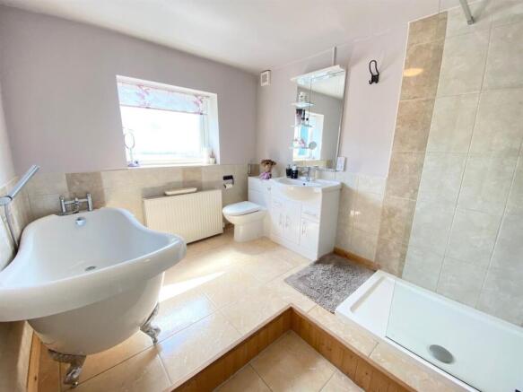 5 bed Detached for sale Image 12