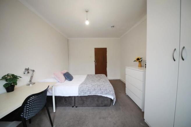 6 bed Semi-Detached to rent Image 8