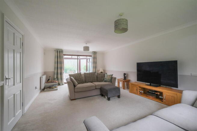 5 bed Detached for sale Image 5
