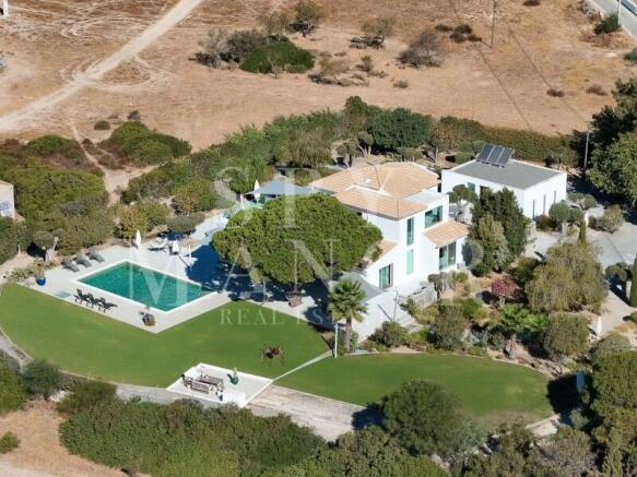 Detached villa in Caramujeira with expansive lawn, pool and absolute privacy.