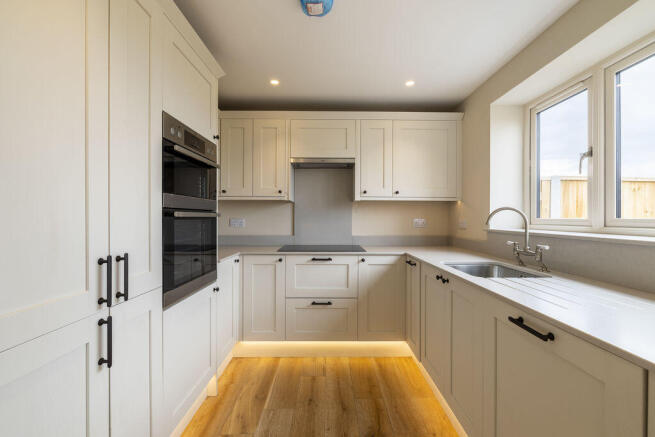  Large 3-Bedroom home within easy reach of amenities in Ditcheat  photo 4