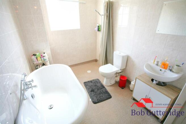 FIRST FLOOR BATHROOM