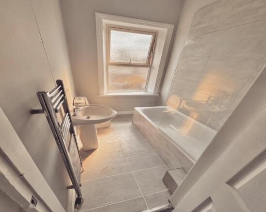 2 bed Terraced to rent Image 5