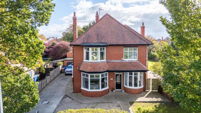 6 bed Detached for sale Image 5