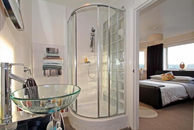 En-suite to Master