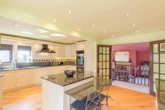 5 bed Detached for sale Image 7