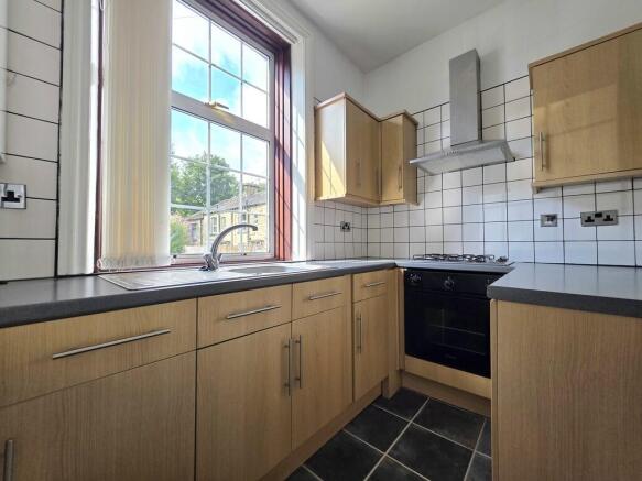 2 bed Terraced to rent Image 3