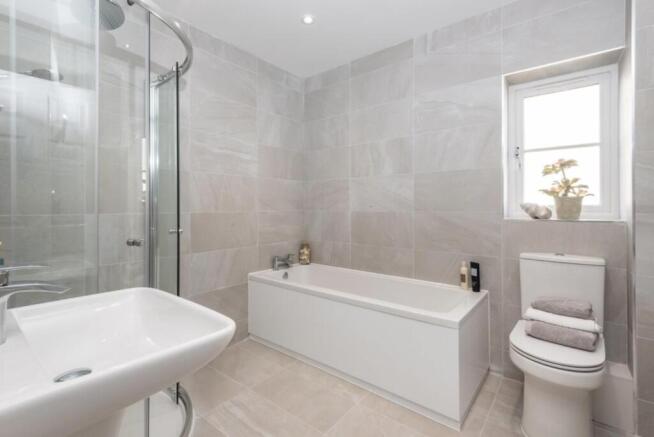 4 bed House to rent Image 9